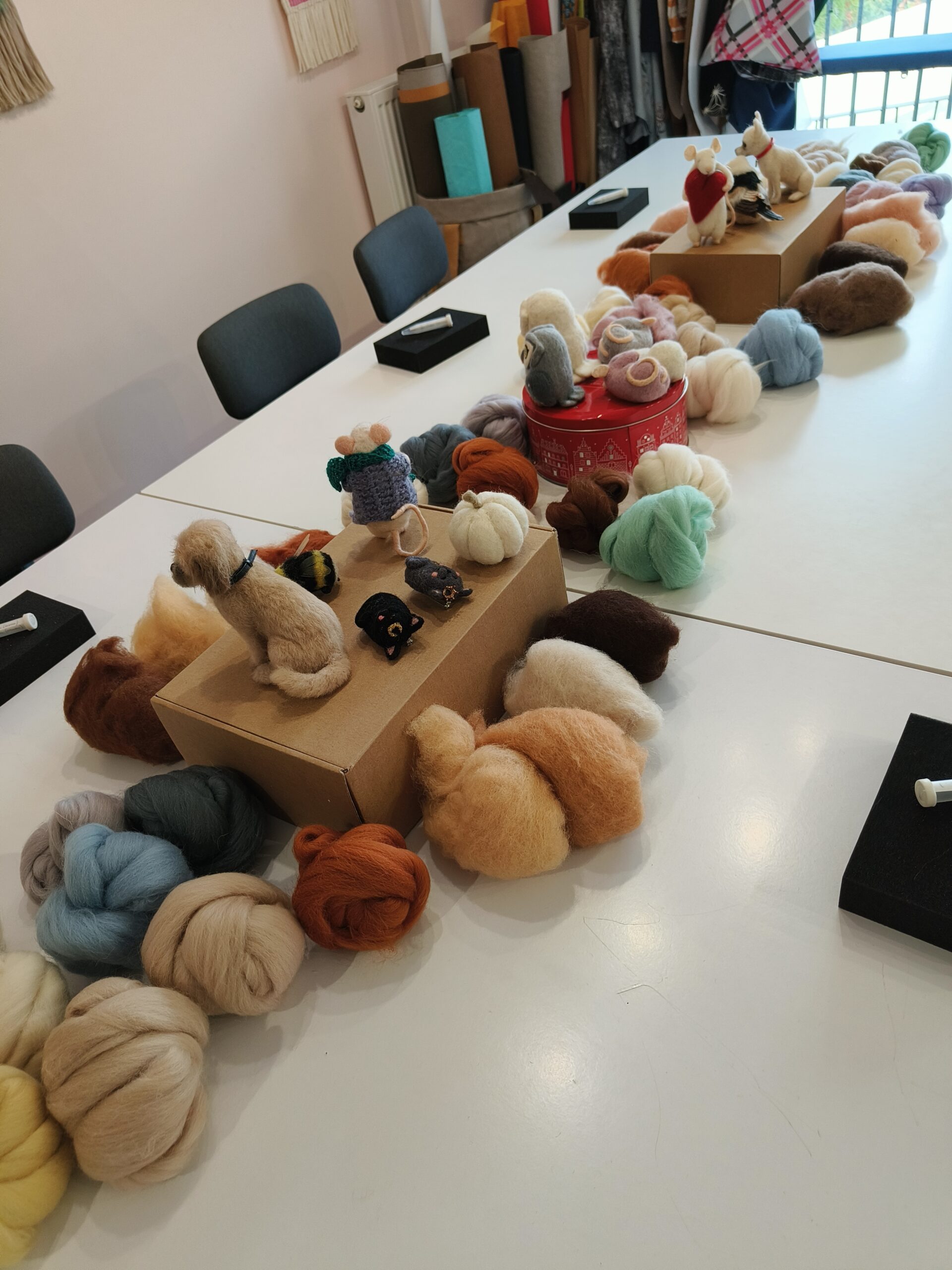warsztaty filcowania na sucho, na stole wełna i wełniane figurki